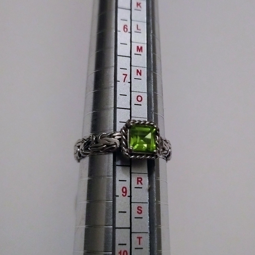 Elegant Sz. 8 Sterling Silver Ring with Genuine Paradot Gemstone